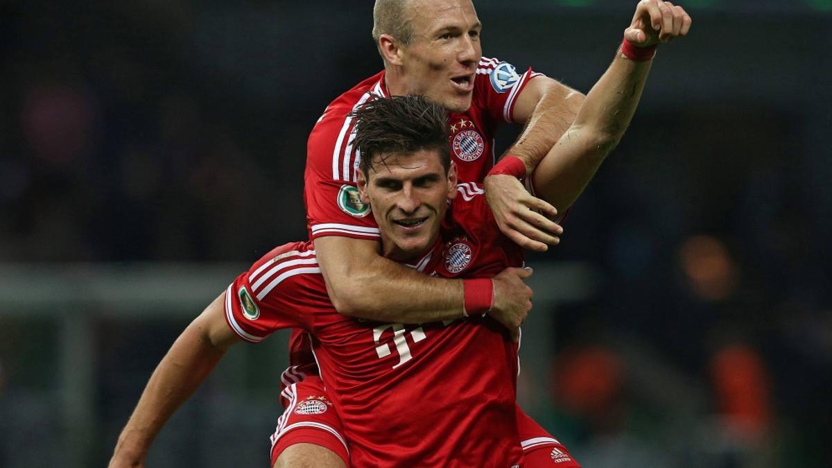 Mario Gómez celebra un gol con Robben durante su etapa en el Bayern