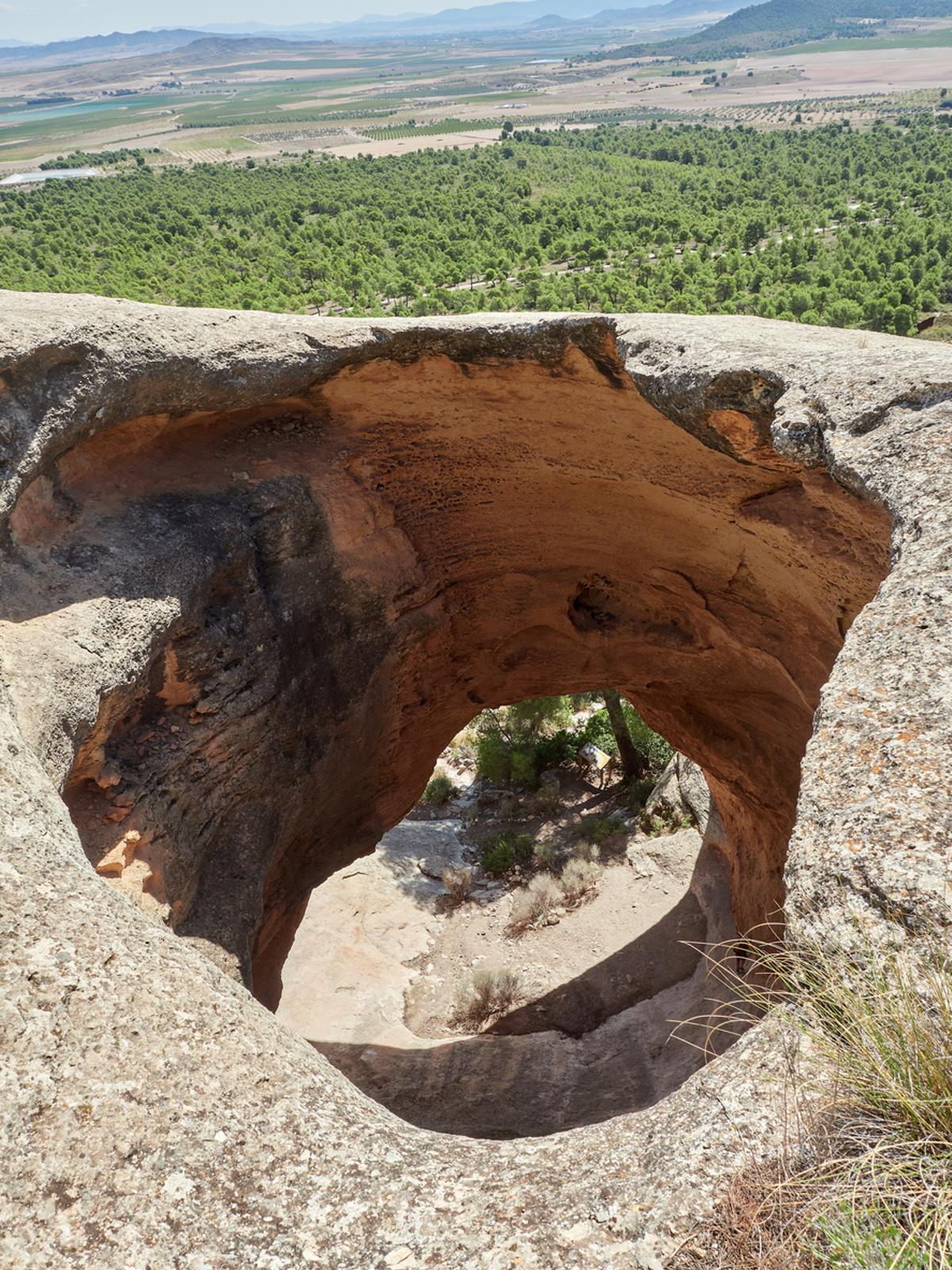 Montaña Arabi y la cueva del agujero