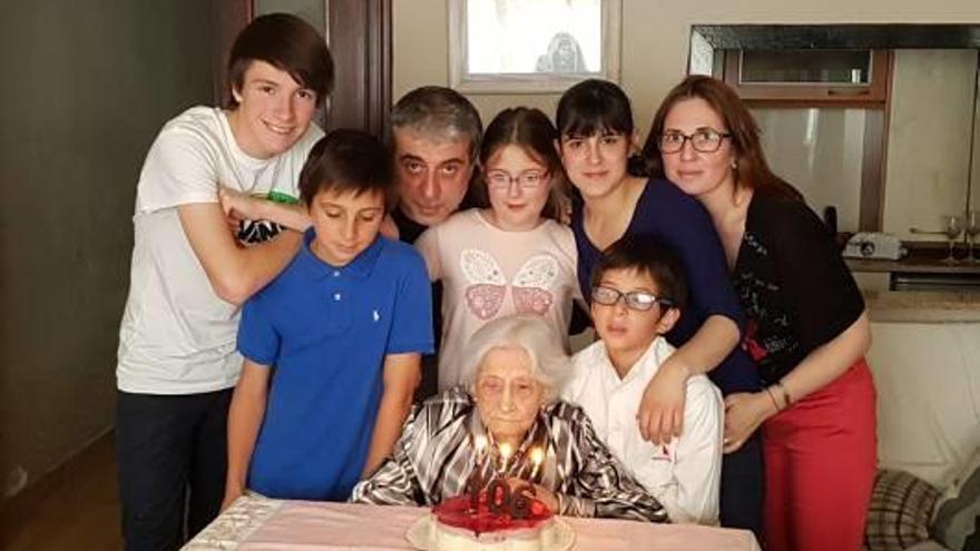 La gironina Antonia García celebra el seu 106è aniversari