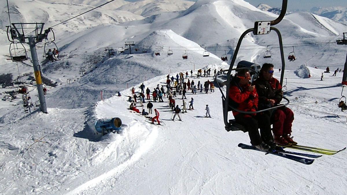 Esquiadores nel antiguu remonte del Cuitu Negru, el primeru en desmontase nel añu 2017. | LNE