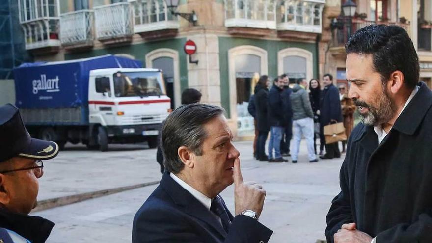 El comisario jefe, José Manuel López, charla con el concejal de Seguridad, Ricardo Fernández, antes del inicio de las declaraciones de testigos, ayer a primera hora de la mañana ante el Ayuntamiento de Oviedo.