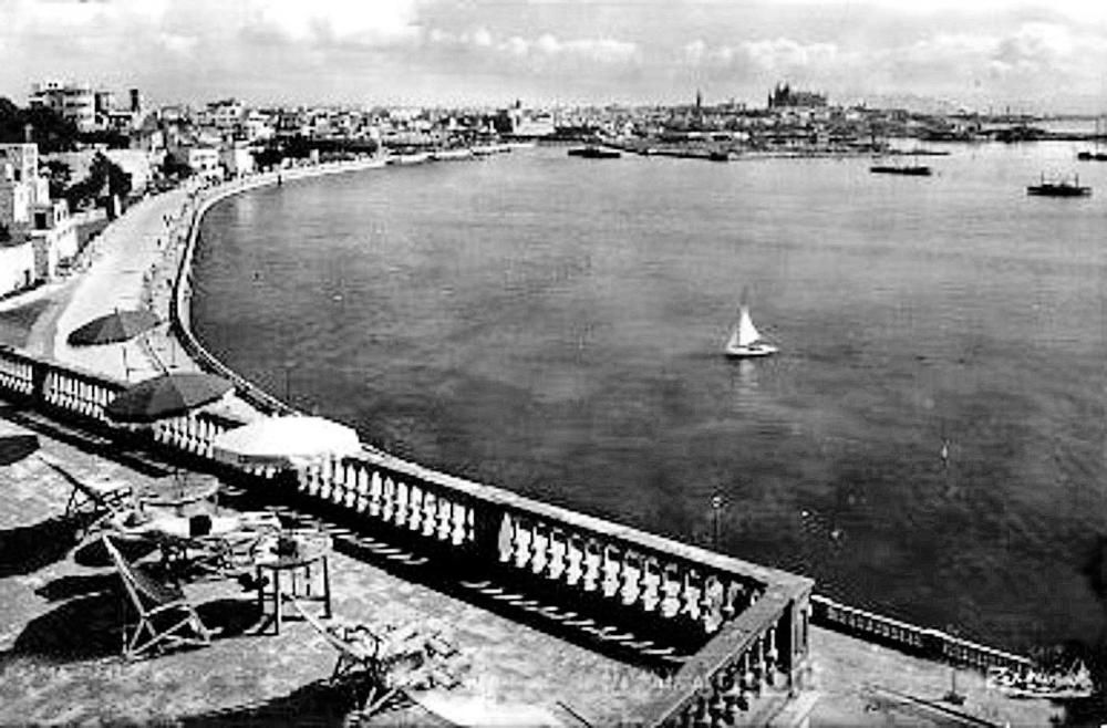 Tras dos décadas de obras, el Passeig Marítim se inauguró en 1961, provocando un cambio radical en la fisonomía del puerto. Llegaron los edificios, la oferta de ocio y el tráfico.