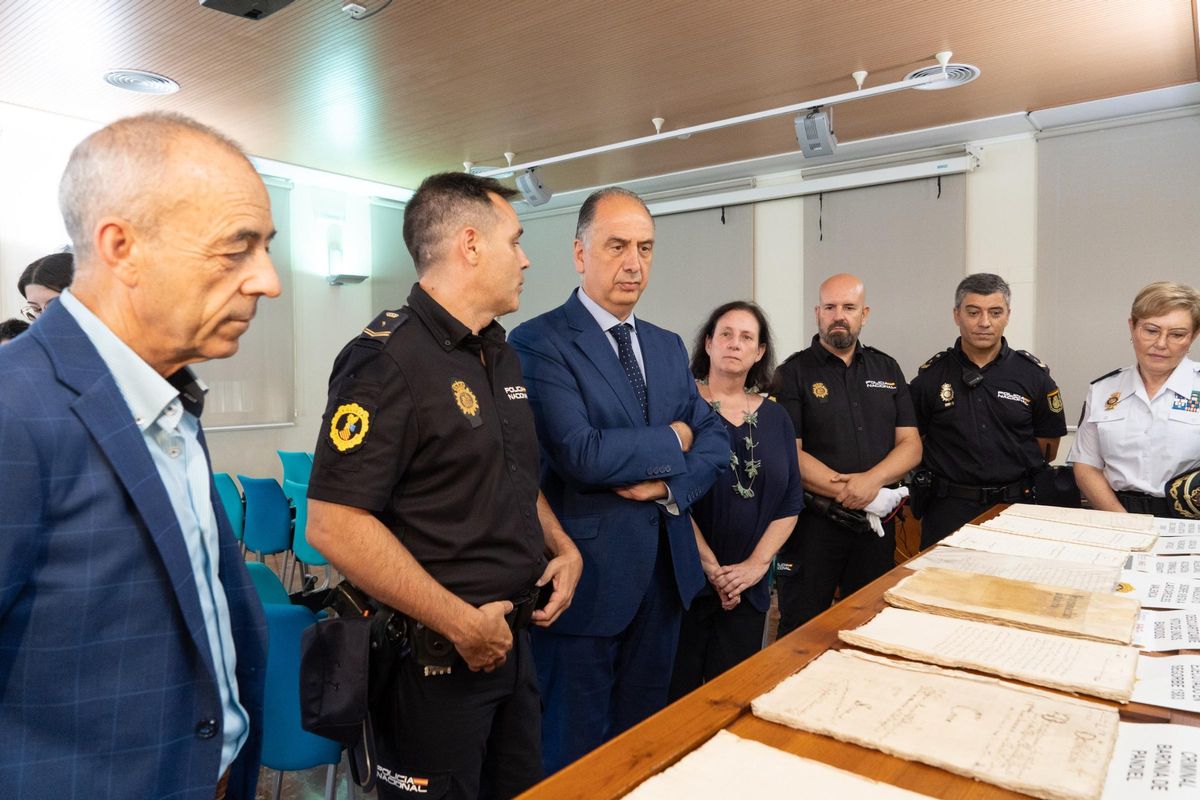 El conseller de Emergencias, Juan Carlos Valderrama, visitó, entre otros, los manuscritos históricos.