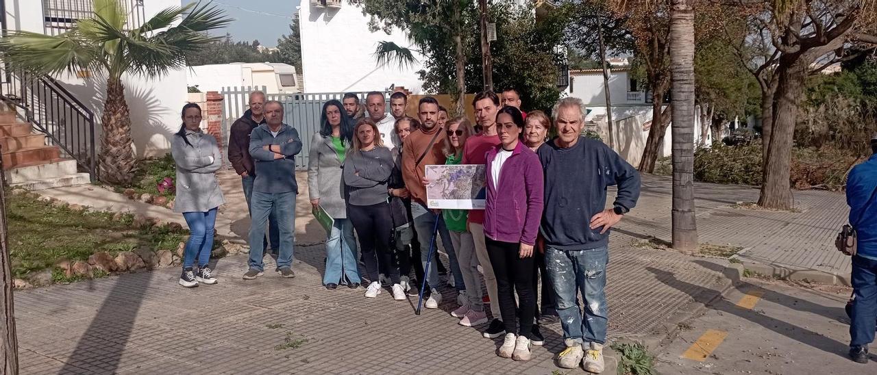 Los coportavoces de Verdes Equo Málaga, Rosa Galindo y Ángel Rodríguez, este miércoles con algunas de las familias afectadas delante de sus casas.