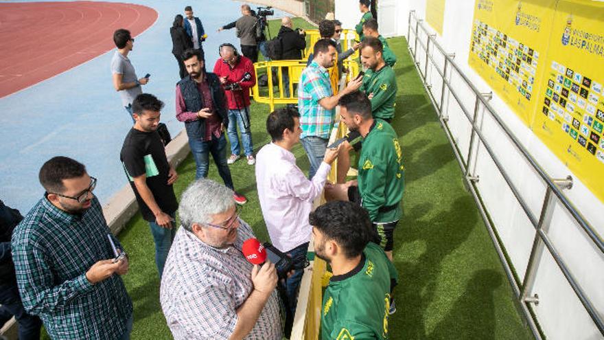 De abajo a arriba: Tana, Momo, Cala, David García y Araujo atienden a los medios, ayer en El Hornillo.