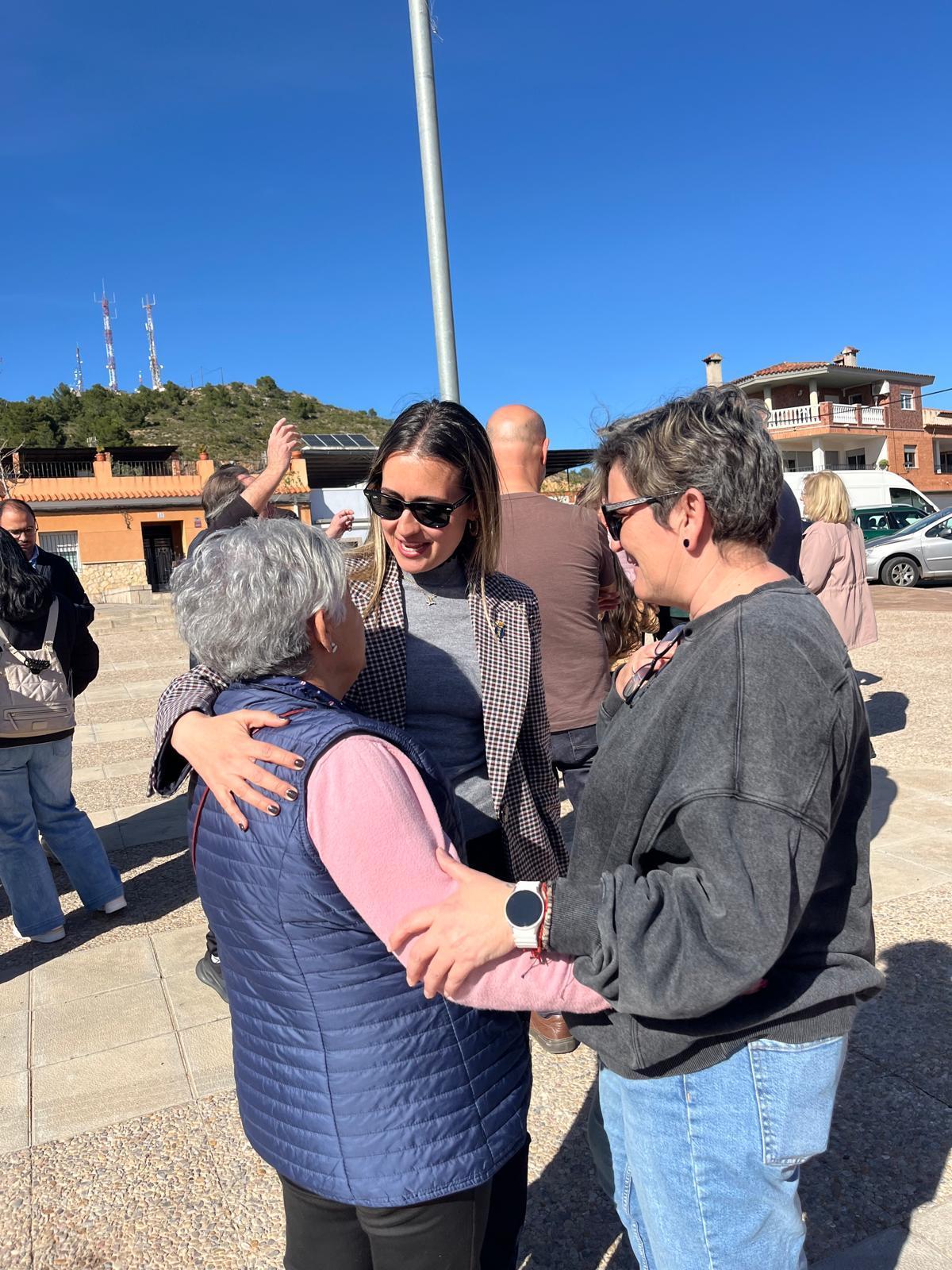 La alcaldesa Tania Baños, junto con vecinas de la localidad.