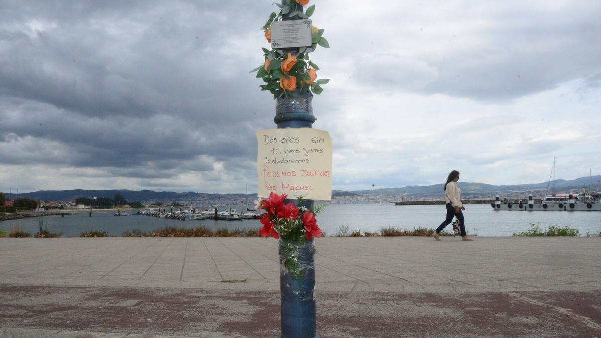 La farola, frente a la plaza de abastos de Cangas, que recuerda a "Michel" con  flores y escritos.
