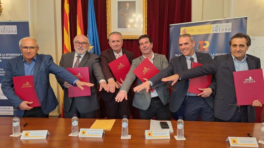 Firma de los convenios entre el responsable de Seiasa y las comunidades de regantes altoaragonesas. | SERVICIO ESPECIAL