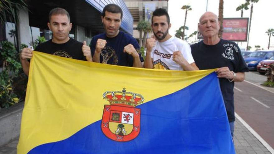 Iván Perdomo, Fatah Baghban, Cristian &#039;Pluto&#039; Montilla y Toni Cruz posan con la bandera de Gran Canaria. | j.c. castro