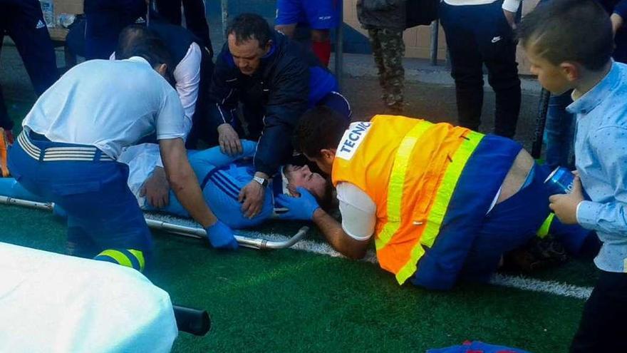 Momento en el que trasladan en camilla al jugador del Zacande tras el golpe que sufrió. // Iñaki Abella