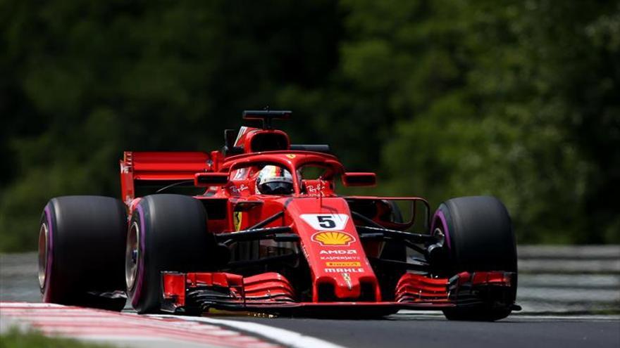 Vettel domina los libres, Sainz es 8º y Alonso 12º