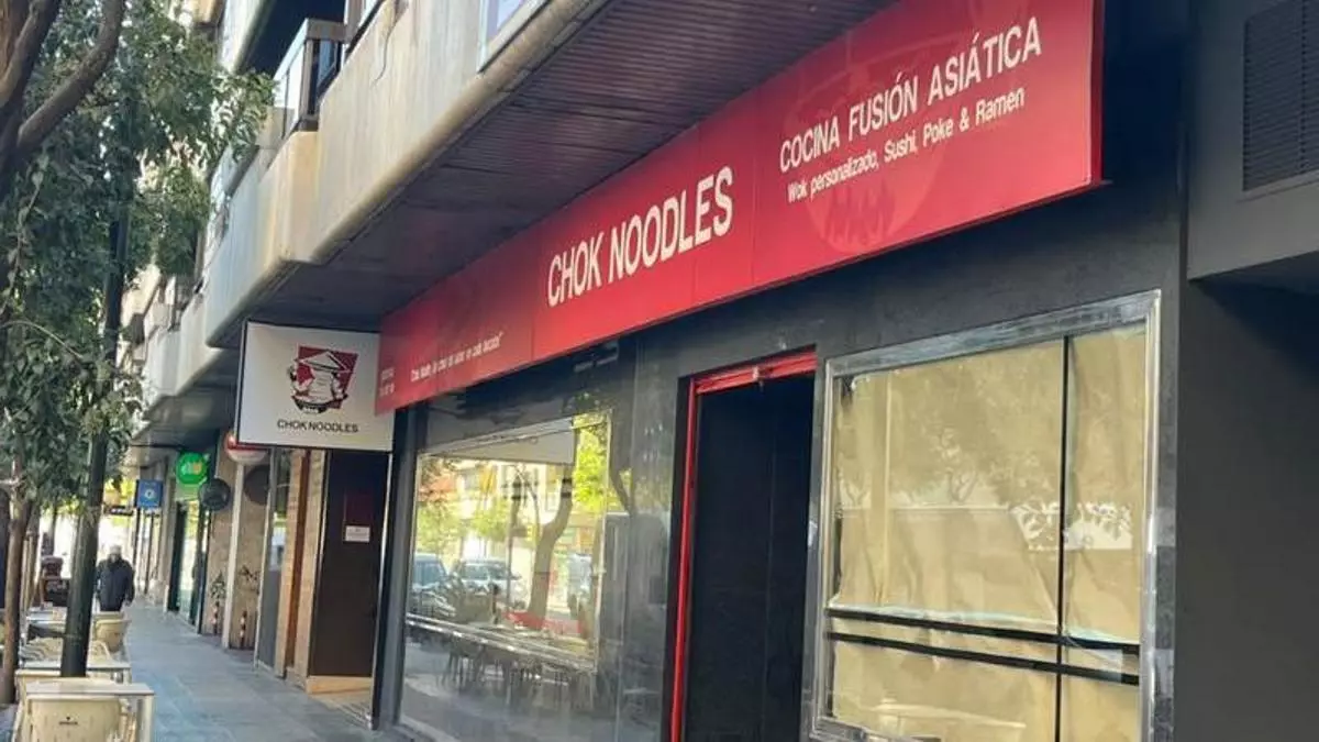 Nuevo cambio de rumbo en uno de los locales 'malditos' de Zaragoza: de la mejor cheeseburger de España a los noodles asiáticos