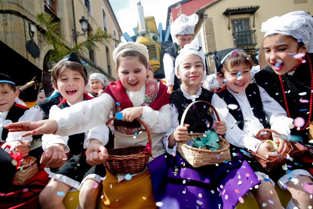 Pregón y desfile de carrozas en las fiestas del Bollo en Avilés