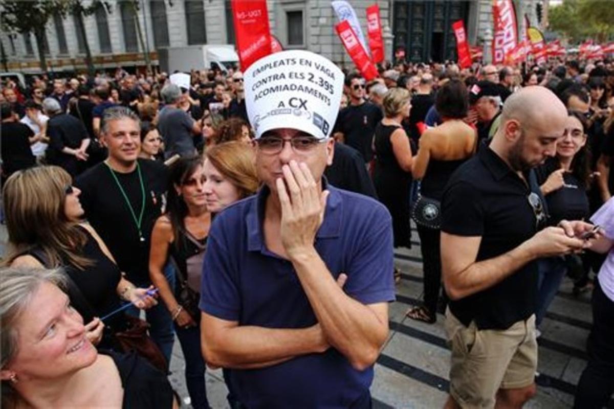 Protesta de trabajadores de Catalunya Banc contra el ERE.