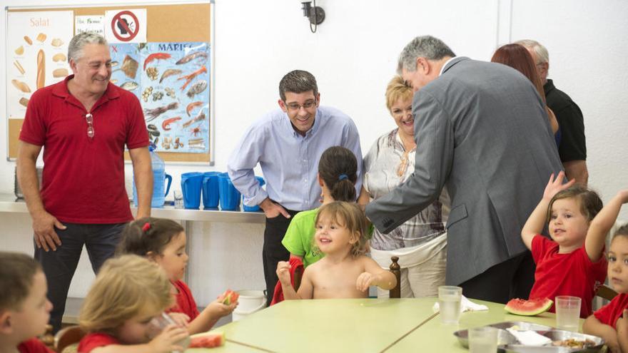 El presidente de la Diputació durante su visita al colegio.