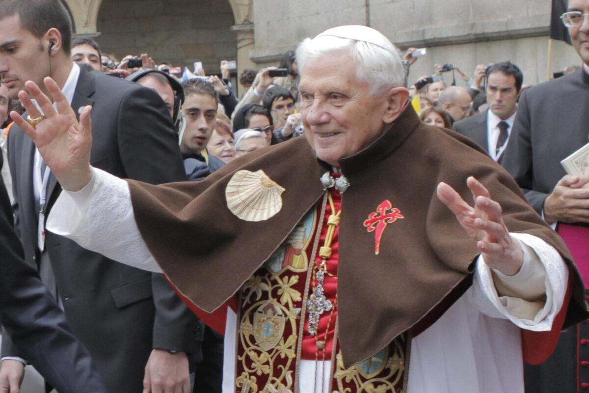 Benedicto XVI ataviado como un peregino durante su visita a Santiago