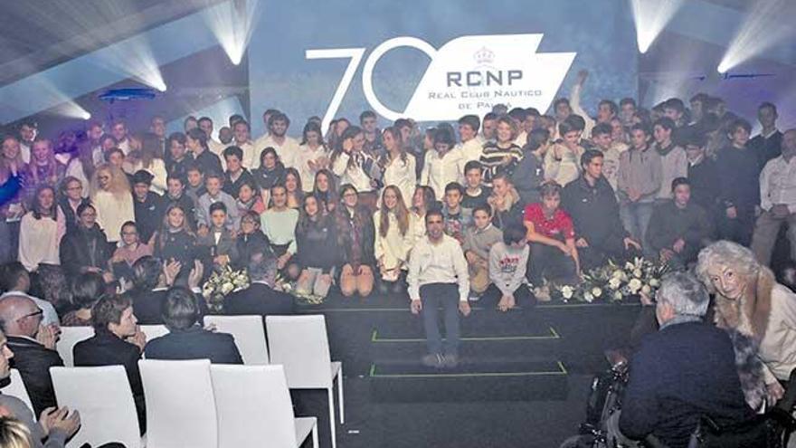 La gala del Real Club Náutico de Palma se clausuró con un posado en grupo de sus mejores regatistas y palistas de la temporada 2017.