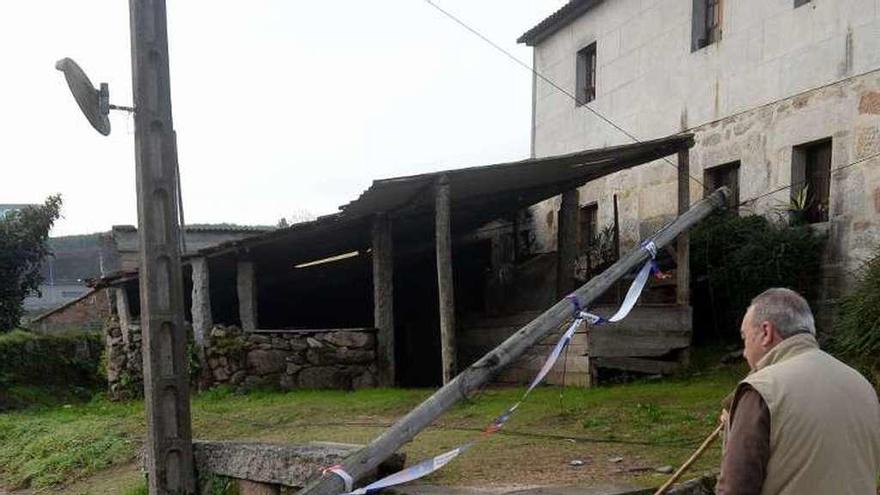 La zona fue acordonada por los bomberos ayer en Baión. // N. P.