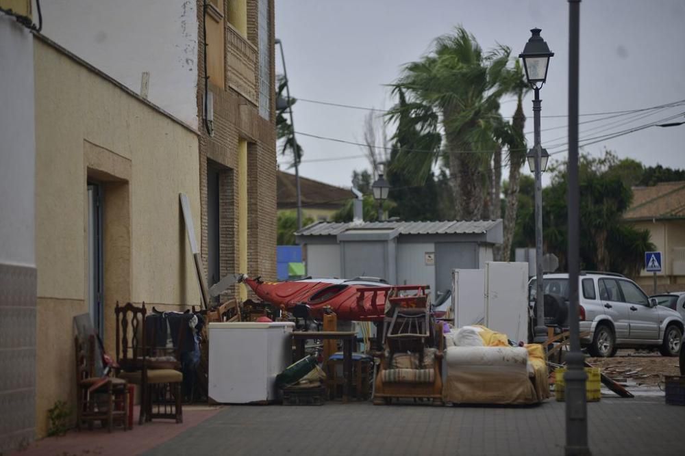 Los vecinos tratan de limpiar sus casas y las calles