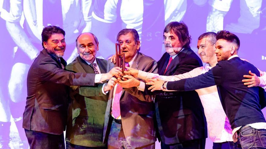 El alcalde de Alicante, Luis Barcala, posa con los exjugadores del Hércules Betzuen, Giuliano, Kustudic y Rodríguez y con el actual capitán del equipo, Raúl. |