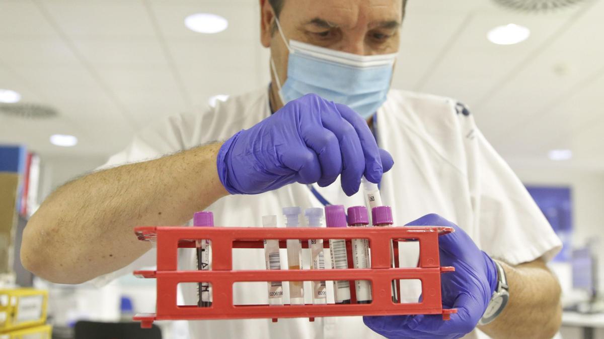 Un trabajador del laboratorio del HUCA.