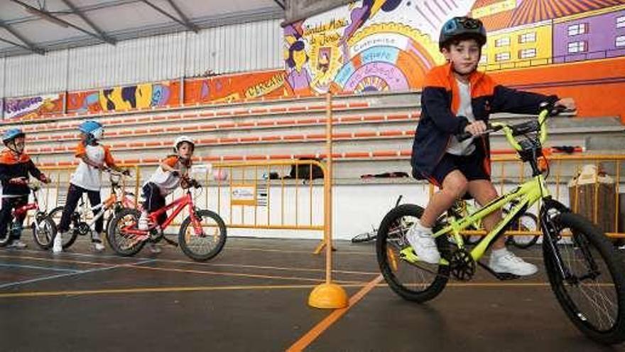 Los alumnos del colegio Miralba acudieron con sus bicis. // P. Fariña