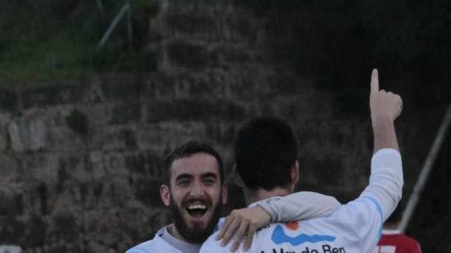 El Cruceiro celebra uno de los dos goles de Ángel ayer. // S.Álvarez