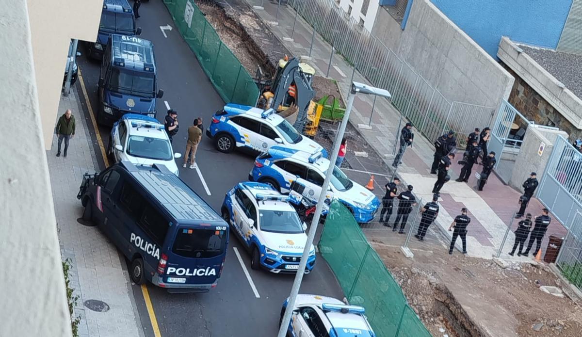 Efectivos policiales fuera del centro.