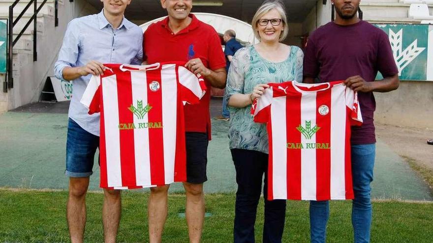 Javi Bueno (izquierda) y Aleixo Cabral (derecha) posan junto a Losada y Liedo con la zamarra rojiblanca.