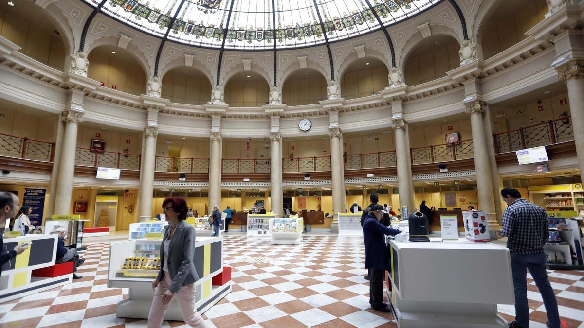 Interior del edificio de Correos en la plaza del Ayuntamiento de València.