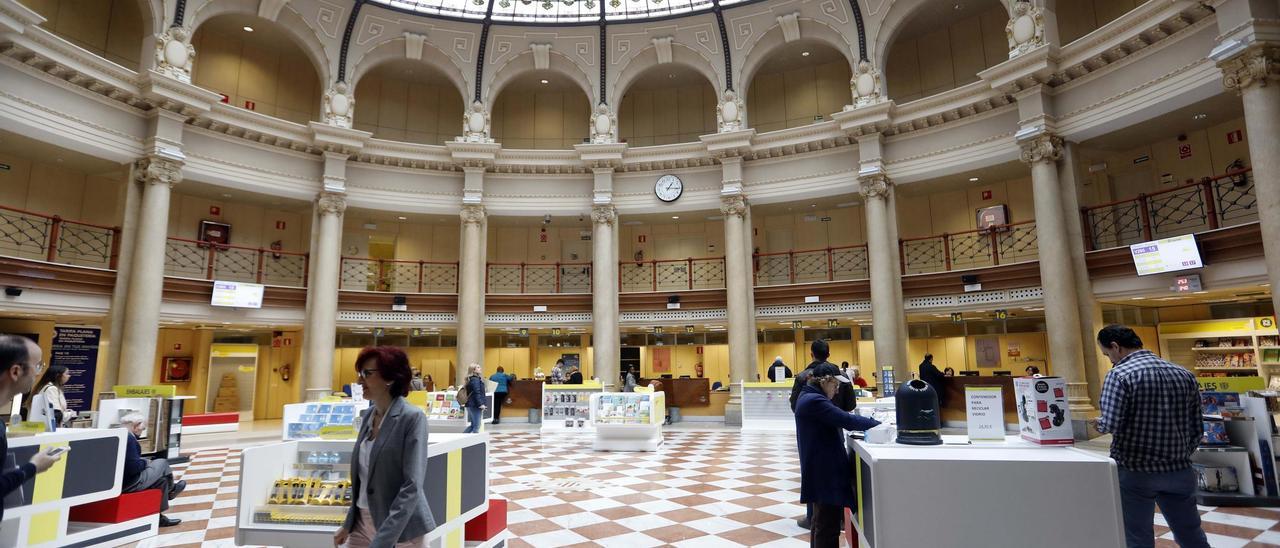 Interior del edificio de Correos en la plaza del Ayuntamiento de València.