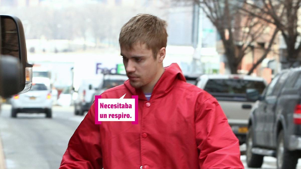 Justin Bieber con chaqueta roja, necesita un respiro