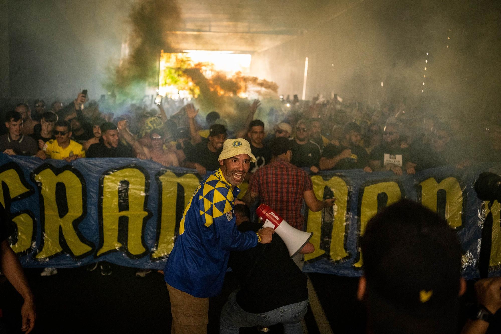 Los aficionados de la UD Las Palmas se dirigen al Heliodoro