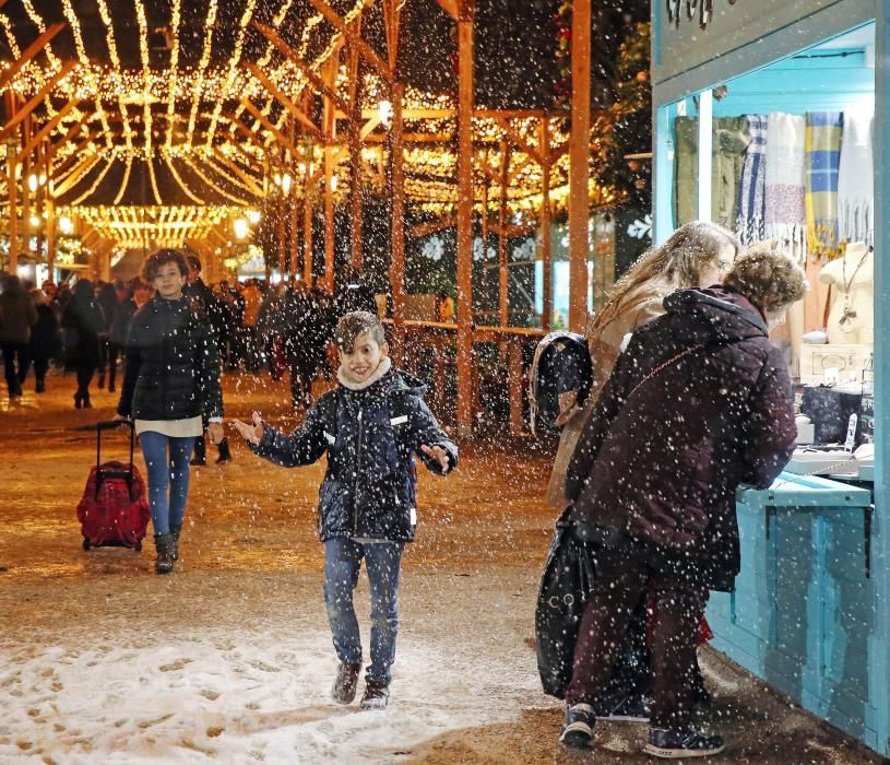 Vigueses, turistas y autoridades, disfrutando de la nieve en la Alameda.