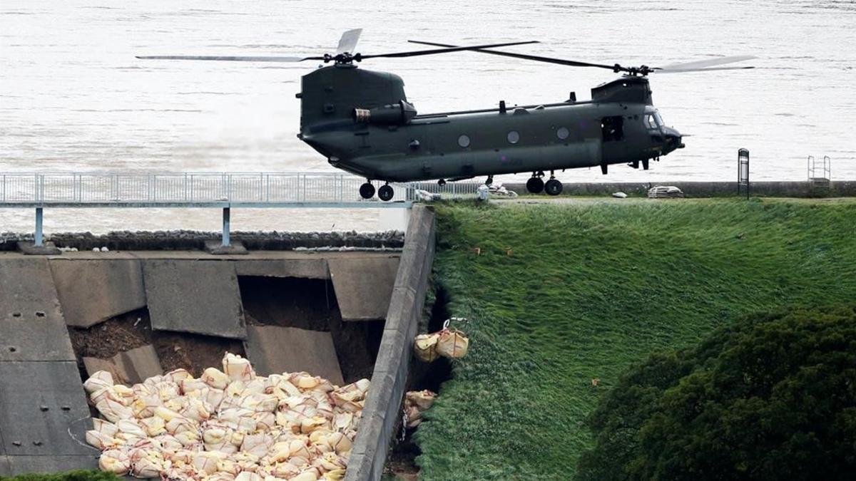 Un helicóptero lanza sacos de tierra para contener la presa dañada en Whaley Bridge.