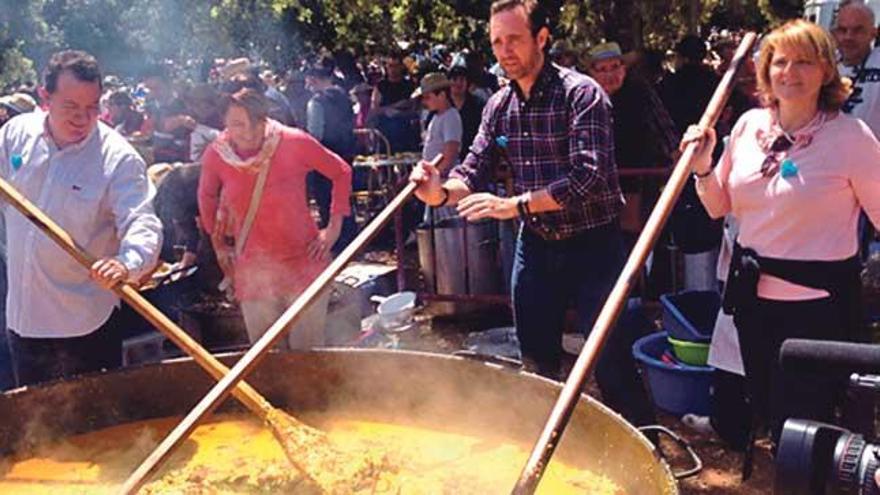 Líderes del PP cocinaron una paella para 500 personas en 2015.