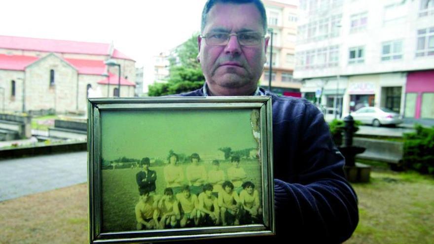 Luis Villamayor sostiene una fotografía de la plantilla del Noceda de la temporada 1974.