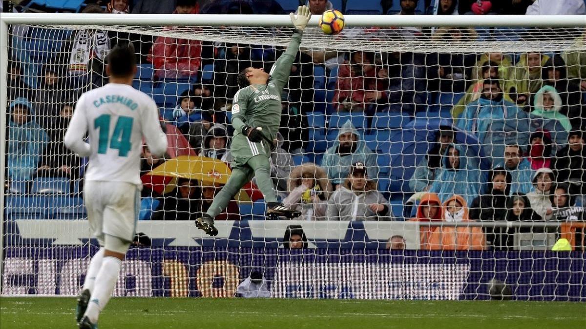 Keylor Navas no alcanza a desviar el balón lanzado por Fornals para marcar el tanto del triunfo