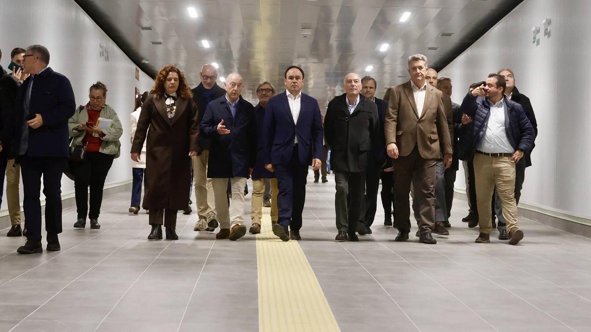 La comitiva encabezada por Pérez Llorca en la apertura del cañón peatonal de la calle Alicante