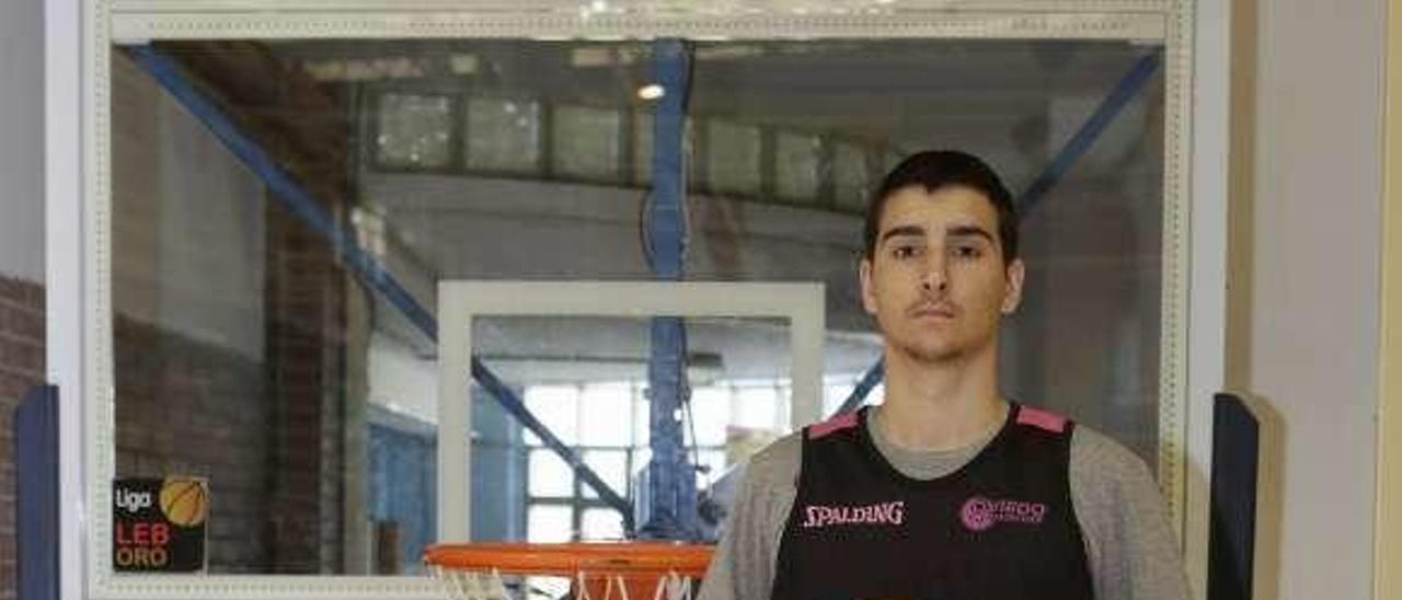 Alonso Meana, antes del entrenamiento de ayer en Pumarín.