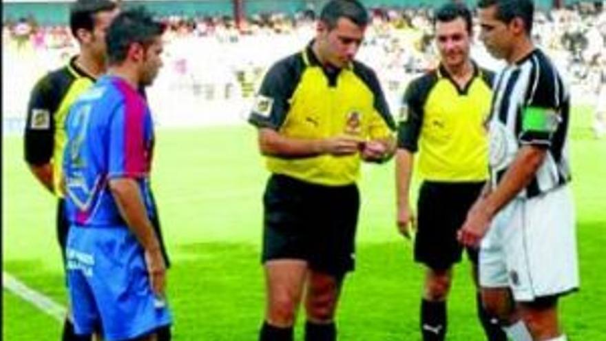 El Extremadura UD, dolido con la actitud del árbitro en Badajoz