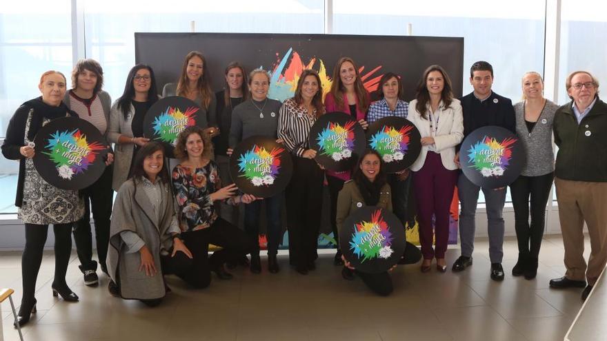 El acto de presentación del programa, con mujeres deportistas malagueñas y responsables políticos.