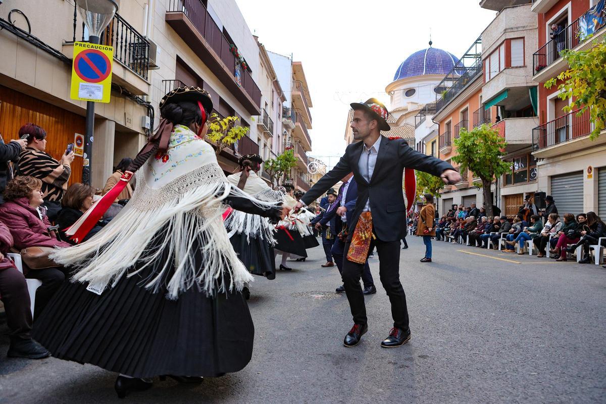 Una pareja bailando las danzas tradicionales al atardecer del 28 de diciembre en Ibi.