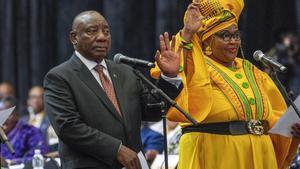 El presidente sudafricano Cyril Ramaphosa y Pemmy Majodina, del Congreso Nacional Africano (ANC), asisten a una ceremonia de juramento en la Asamblea Nacional.