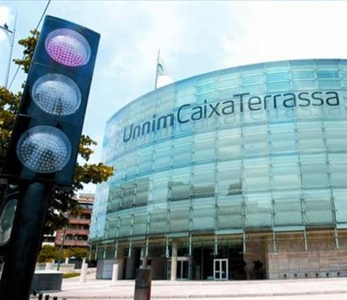 Façana de la seu d’Unnim a Terrassa a mitjans de mes.