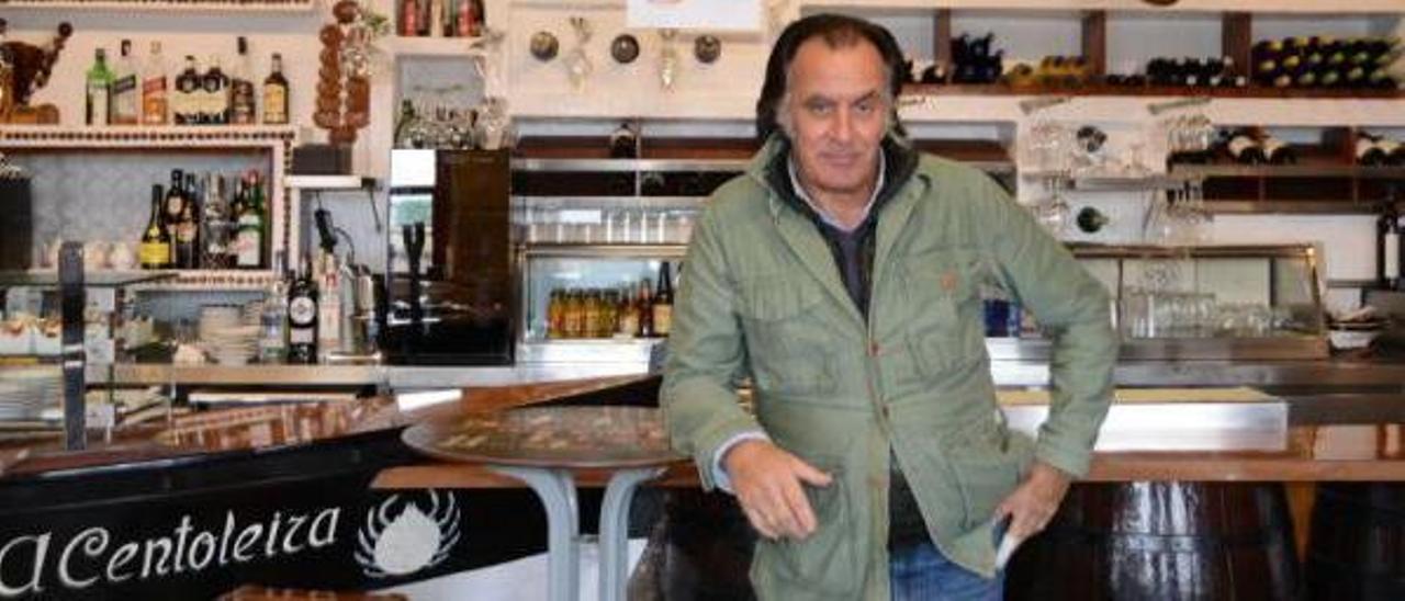José Sainz-Díez en A Centoleira al lado de la barra del restaurante, que es el medio casco de una dorna.   | // G.N.