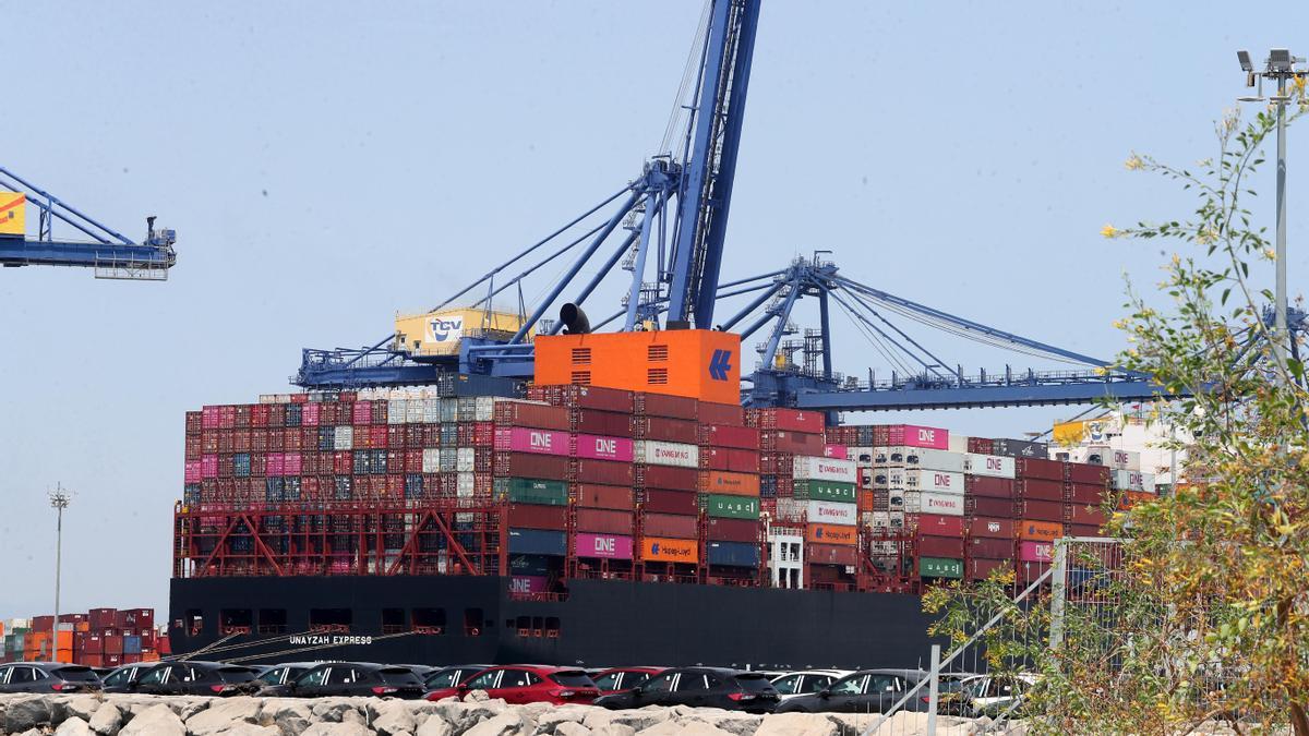 Un barco de contenedores en el puerto de València, en una imagen de archivo.