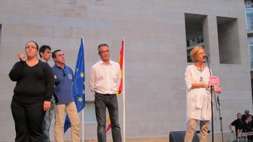 La diputada de UPyD, Rosa Díez, junto al candidato al Congreso de los Diputados por la circunscripción de Murcia, Manuel Hernández, el coordinador regional de UPyD, Rafael Sánchez, y el concejal del Ayuntamiento de Murcia, Rubén Serna