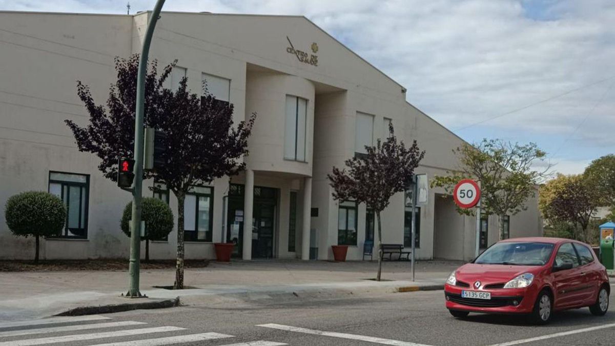 Fachada del centro de salud de Chapela.