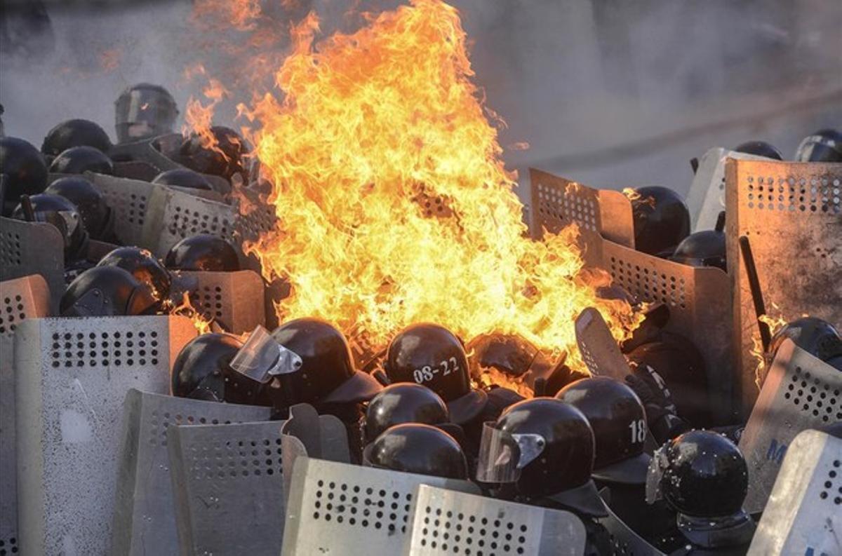 Policías antidisturbios reciben cócteles molotov en Kiev.